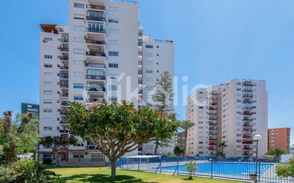 Vista exterior de Pis en venda en Fuengirola amb Aire condicionat, Terrassa i Piscina