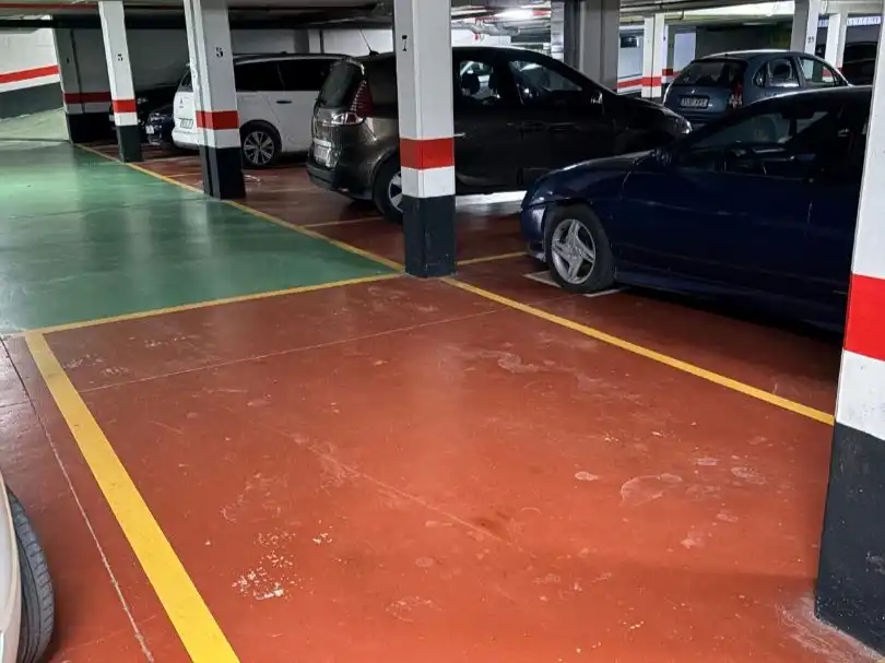 Parkplatz von Garage zur Miete in Cadrete