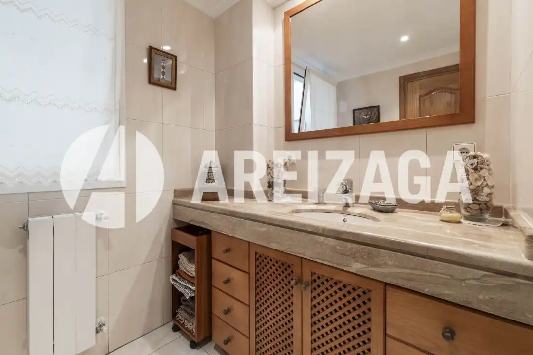 Bathroom of Flat for sale in Donostia - San Sebastián   with Heating, Terrace and Storage room