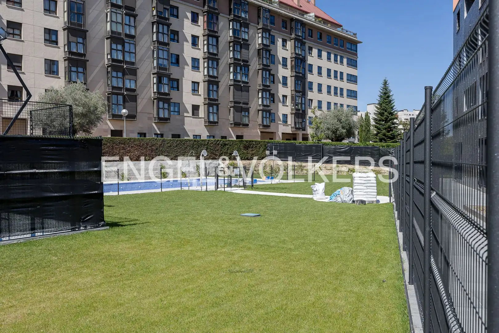 Piscina de Piso en venta en Madrid con Calefacción, Trastero y Piscina