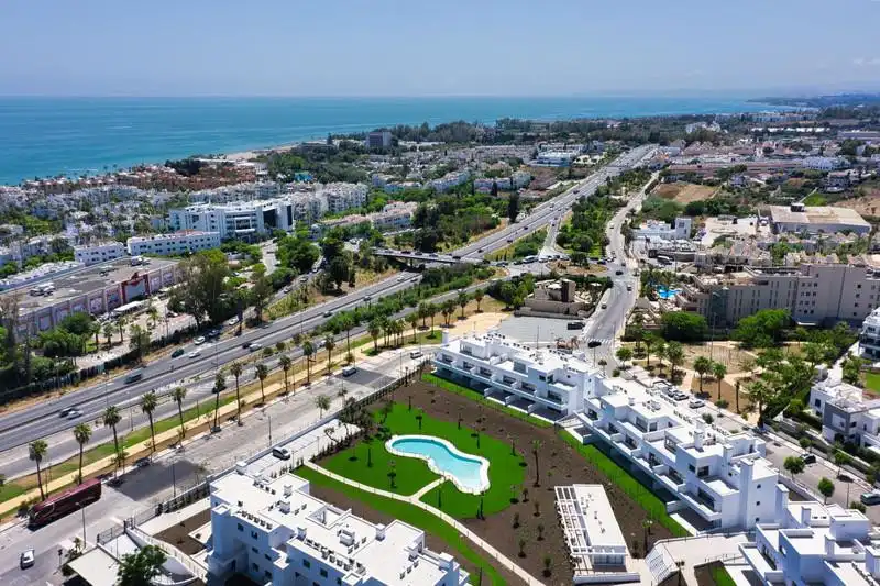 Vista exterior de Apartamento de alquiler en Estepona con Aire acondicionado, Calefacción y Terraza