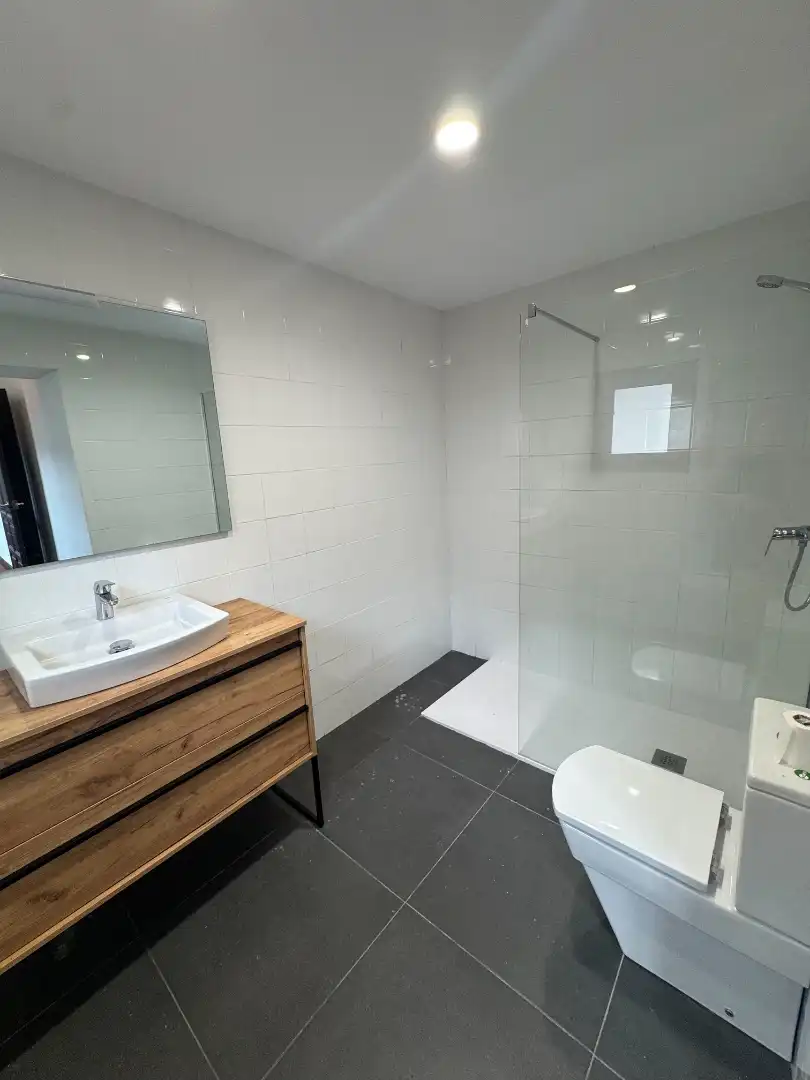 Badezimmer von Wohnung zur Miete in Oviedo  mit Ofen und Balkon