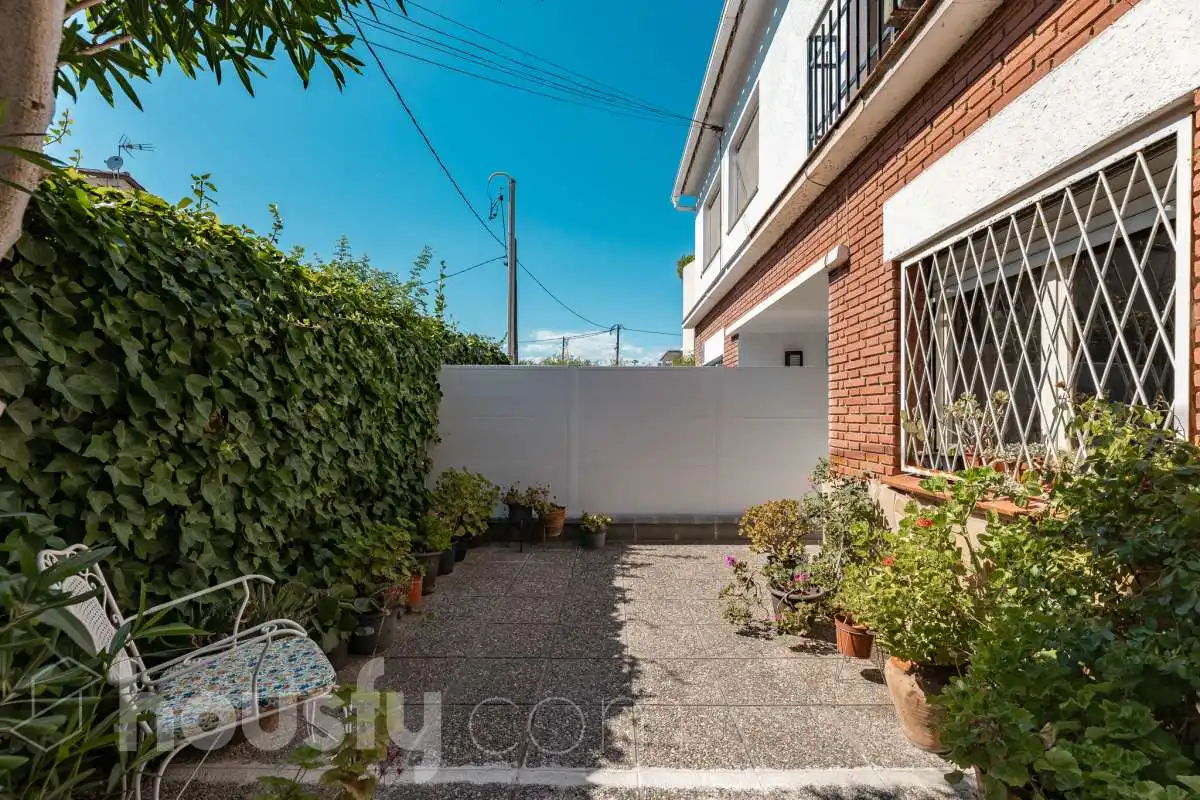 Vista exterior de Casa o xalet en venda en Castelldefels amb Jardí privat, Terrassa i Traster