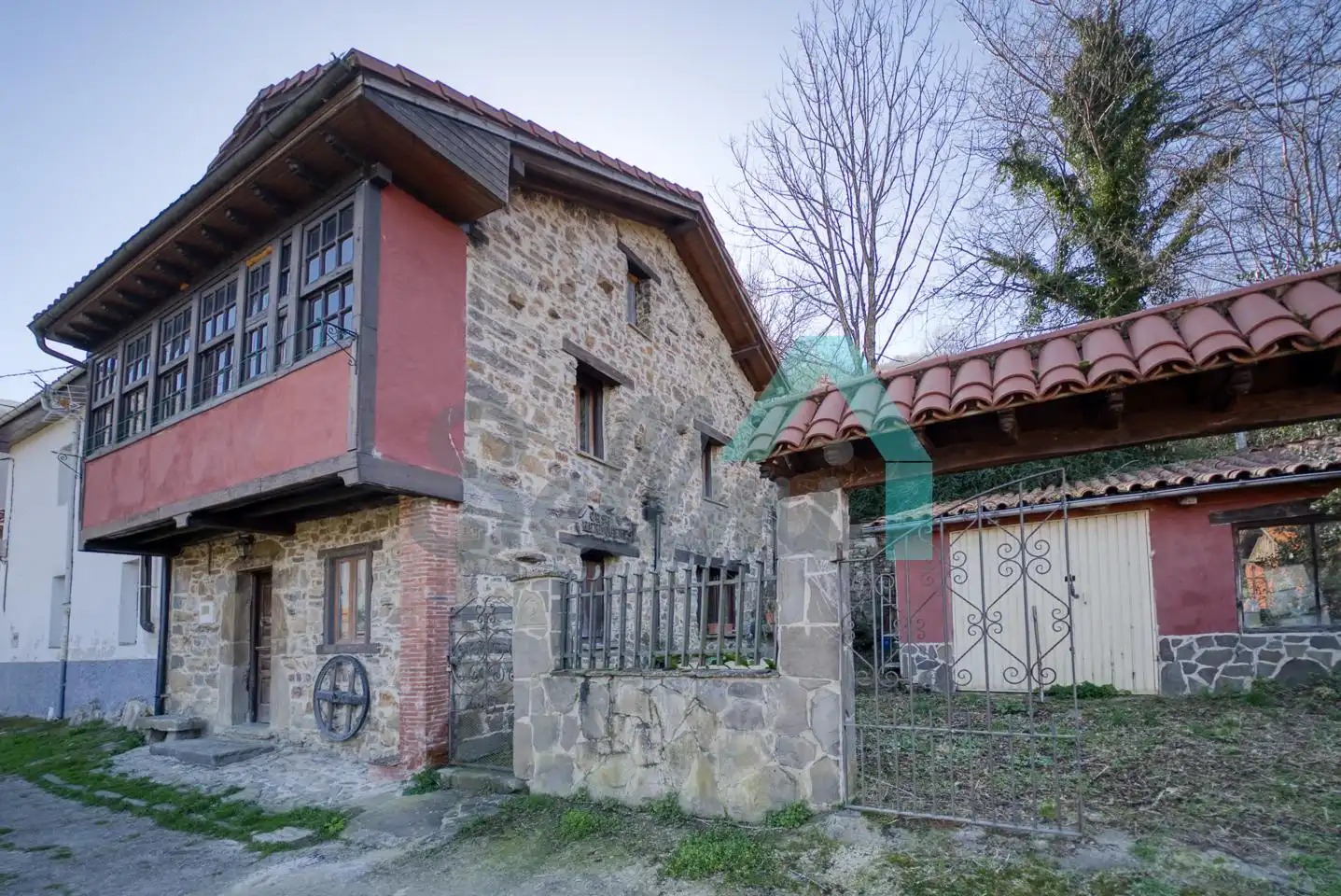 Vista exterior de Casa adosada en venda en Aller amb Jardí privat, Terrassa i Traster