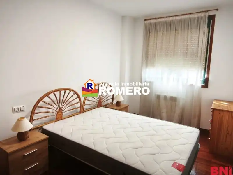 Schlafzimmer von Wohnungen zur Miete in Santiago de Compostela  mit Heizung, Abstellraum und Möbliert