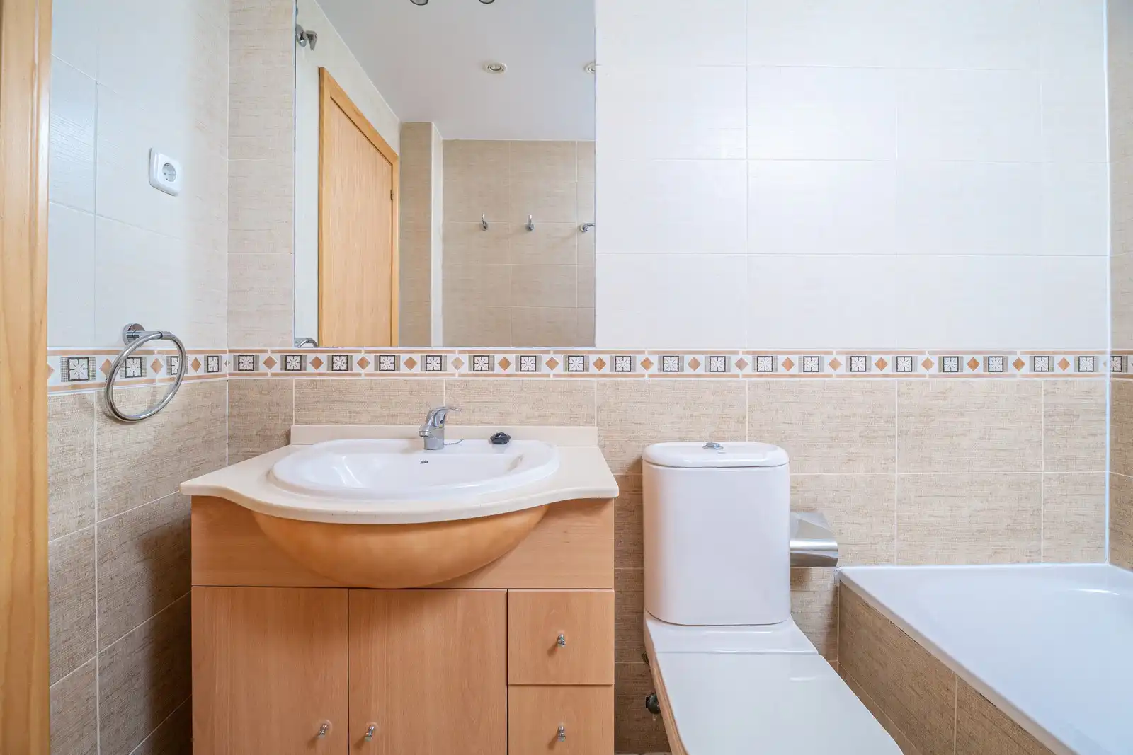 Bathroom of Flat for sale in Aranjuez  with Air Conditioner, Terrace and Storage room