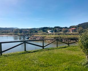 Vista exterior de Casa o xalet en venda en Escalante amb Calefacció, Terrassa i Moblat