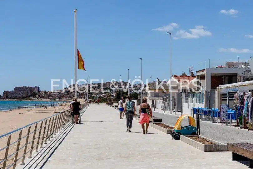 Vista exterior de Pis en venda en Torrevieja amb Aire condicionat, Calefacció i Jardí privat