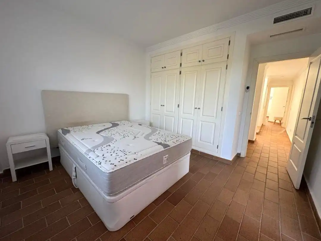 Schlafzimmer von Einfamilien-Reihenhaus zum Verkauf in Sotogrande mit Klimaanlage, Heizung und Privatgarten