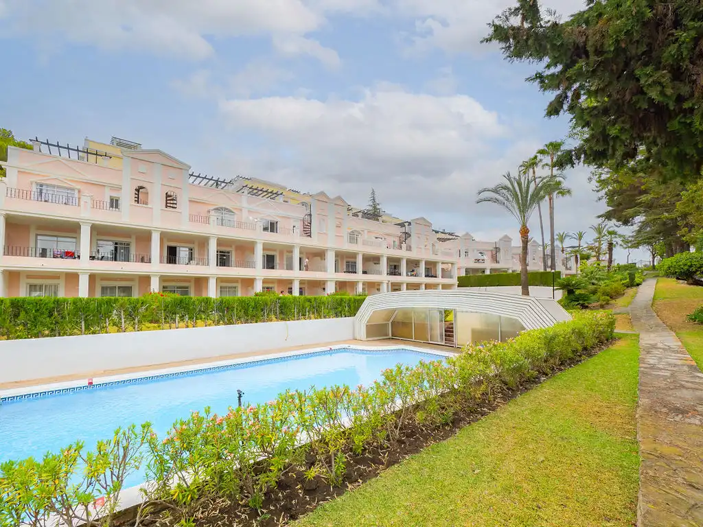 Vista exterior de Dúplex en venta en Marbella con Piscina