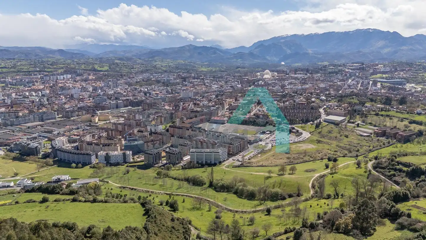 Vista exterior de Casa o xalet en venda en Oviedo  amb Jardí privat, Terrassa i Traster