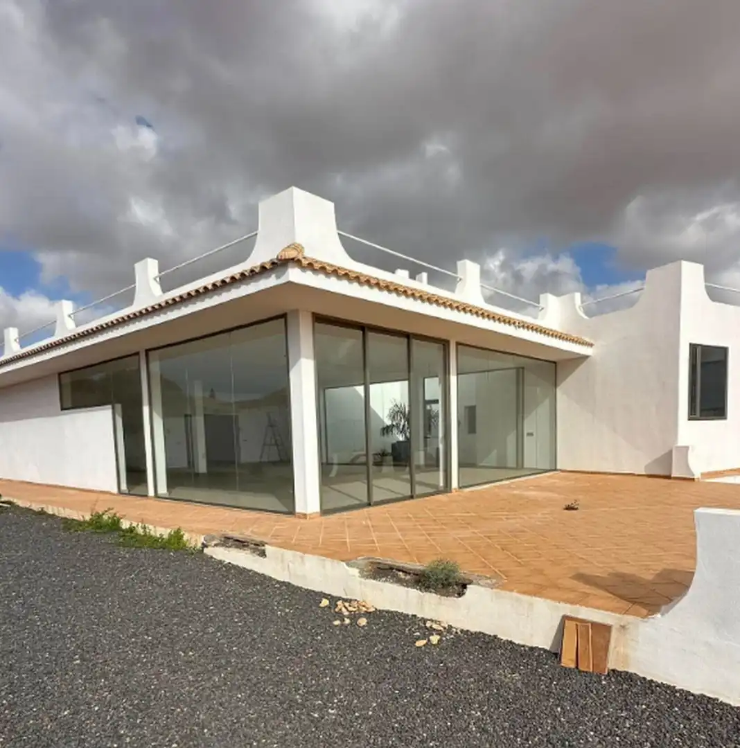 Außenansicht von Haus oder Chalet zum Verkauf in Antigua mit Privatgarten und Terrasse