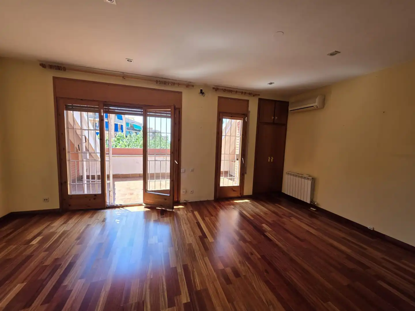 Vista exterior de Casa adosada en venda en Premià de Mar amb Aire condicionat, Calefacció i Jardí privat
