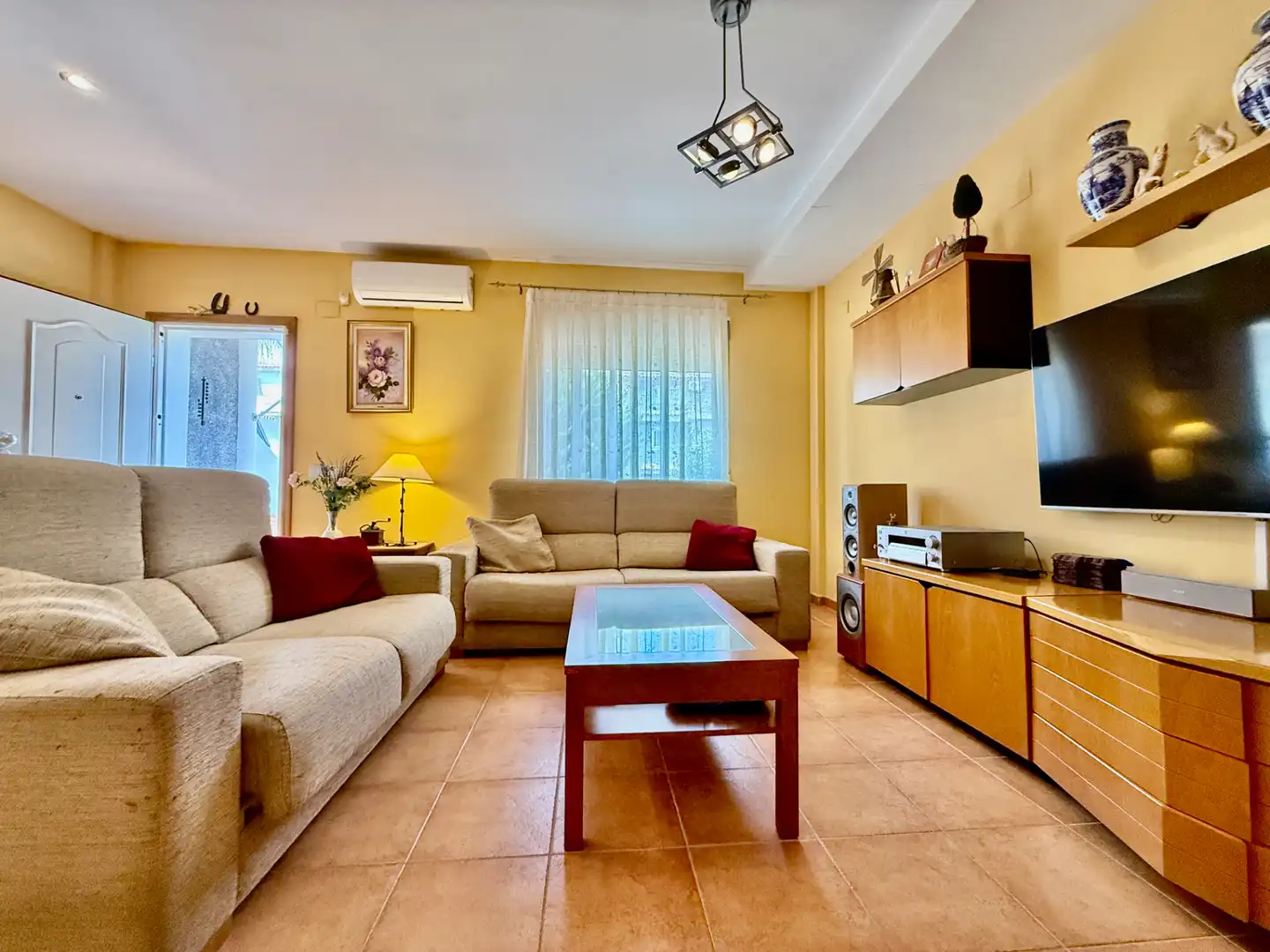 Wohnzimmer von Einfamilien-Reihenhaus zum Verkauf in San Antonio de Benagéber mit Klimaanlage, Heizung und Privatgarten