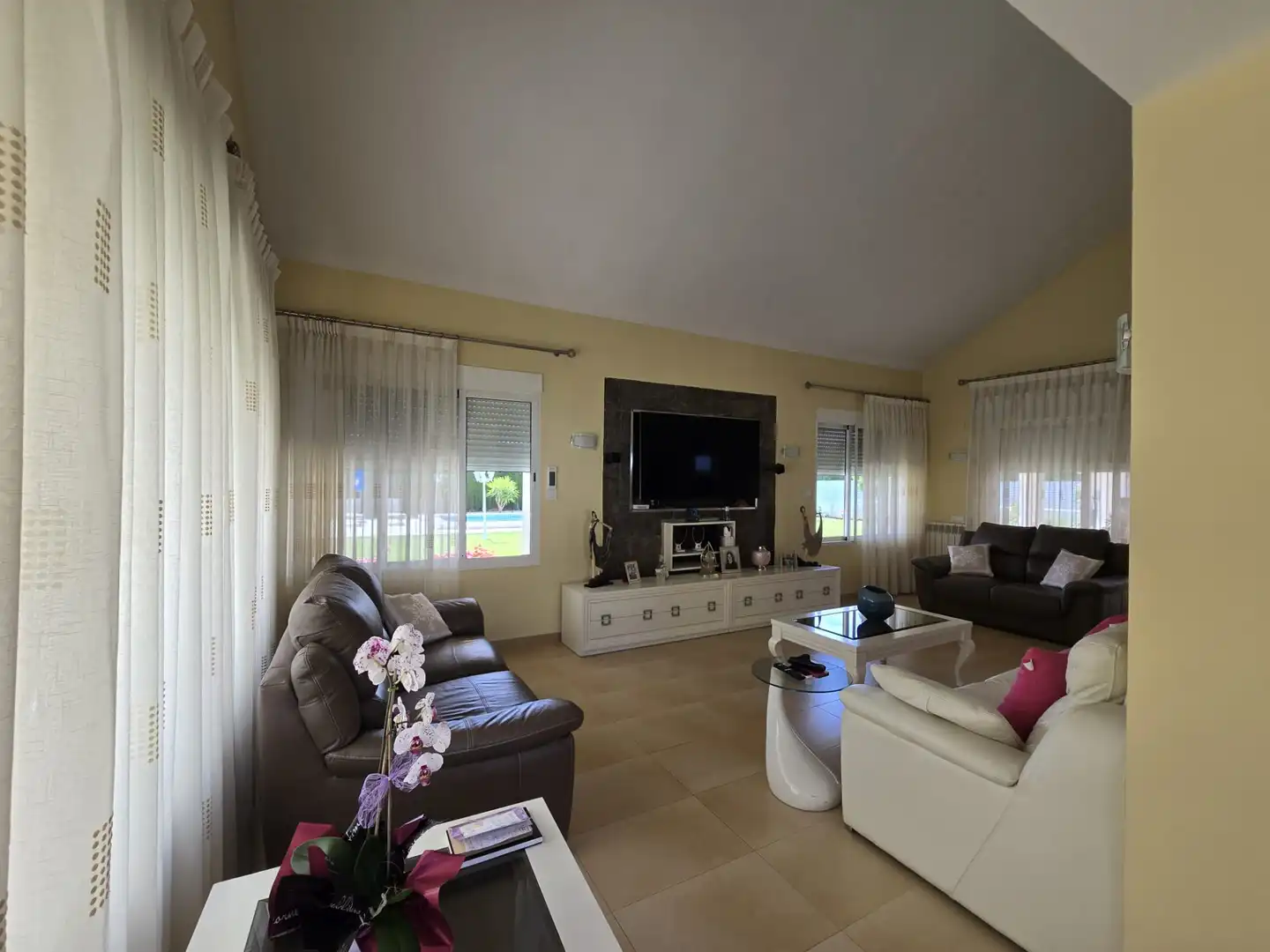 Sala d'estar de Casa o xalet en venda en Castellón de la Plana / Castelló de la Plana amb Aire condicionat, Calefacció i Jardí privat