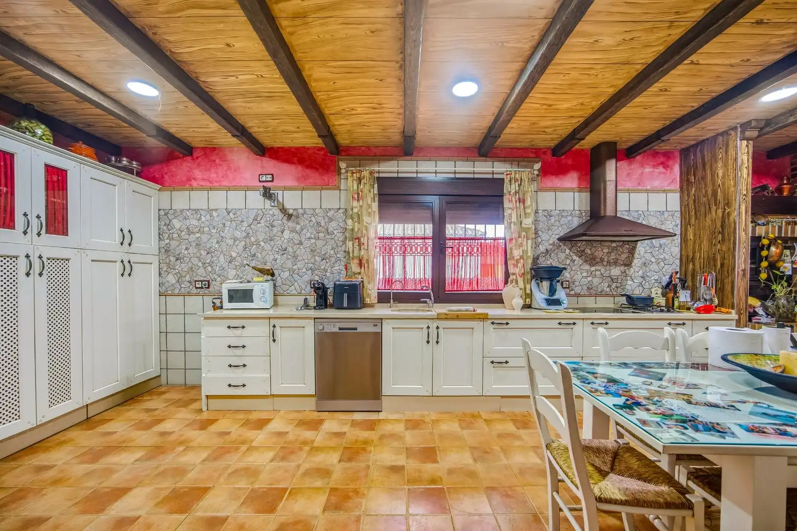 Cuina de Casa o xalet en venda en Chiclana de la Frontera amb Aire condicionat, Jardí privat i Terrassa