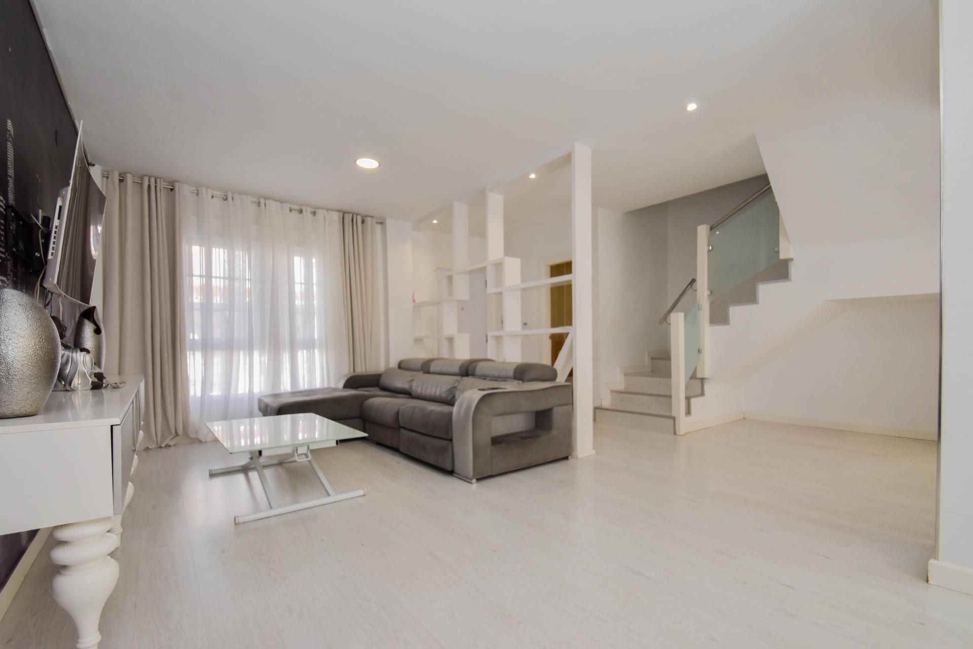 Sala de estar de Casa adosada en venta en Cúllar Vega con Aire acondicionado, Jardín privado y Terraza
