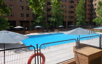 Schwimmbecken von Wohnung zum verkauf in Tres Cantos mit Klimaanlage und Schwimmbad