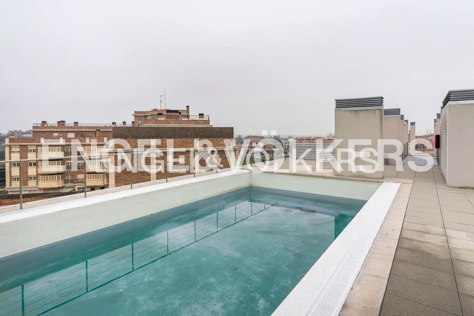 Piscina de Estudi de lloguer en Madrid amb Aire condicionat, Calefacció i Piscina