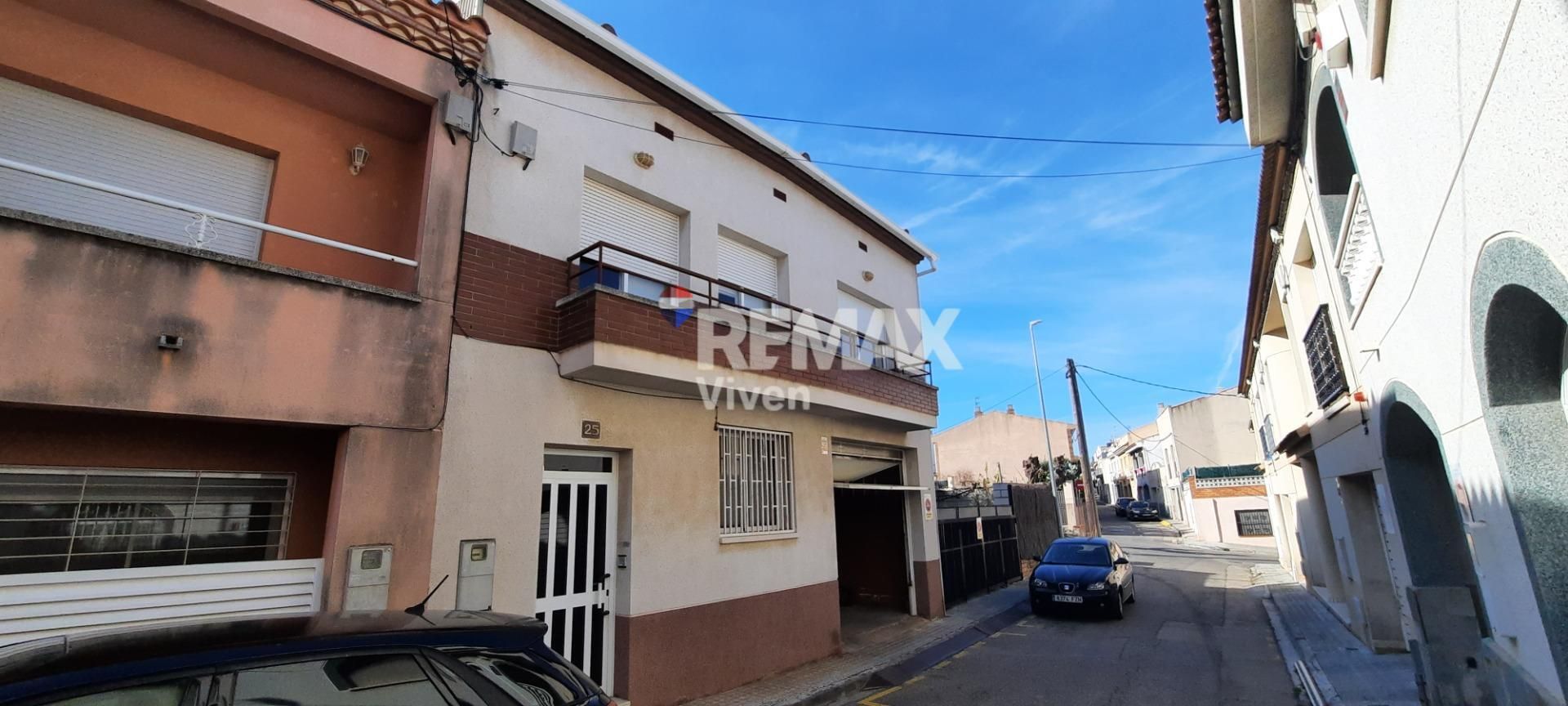 Vista exterior de Casa adosada en venta en Vilanova i la Geltrú con Aire acondicionado, Jardín privado y Terraza
