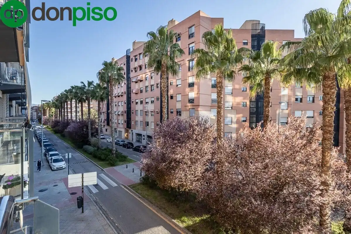 Vista exterior de Pis en venda en Granada amb Calefacció, Terrassa i Traster