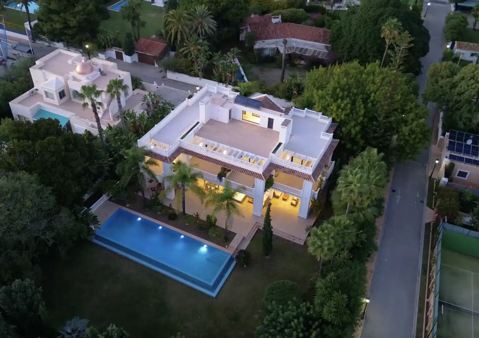 Vista exterior de Casa o xalet en venda en Estepona amb Aire condicionat, Jardí privat i Terrassa