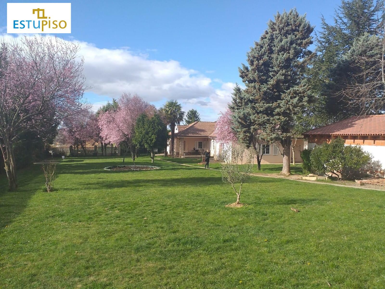 Jardí de Casa o xalet en venda en Santovenia de la Valdoncina amb Calefacció, Jardí privat i Terrassa