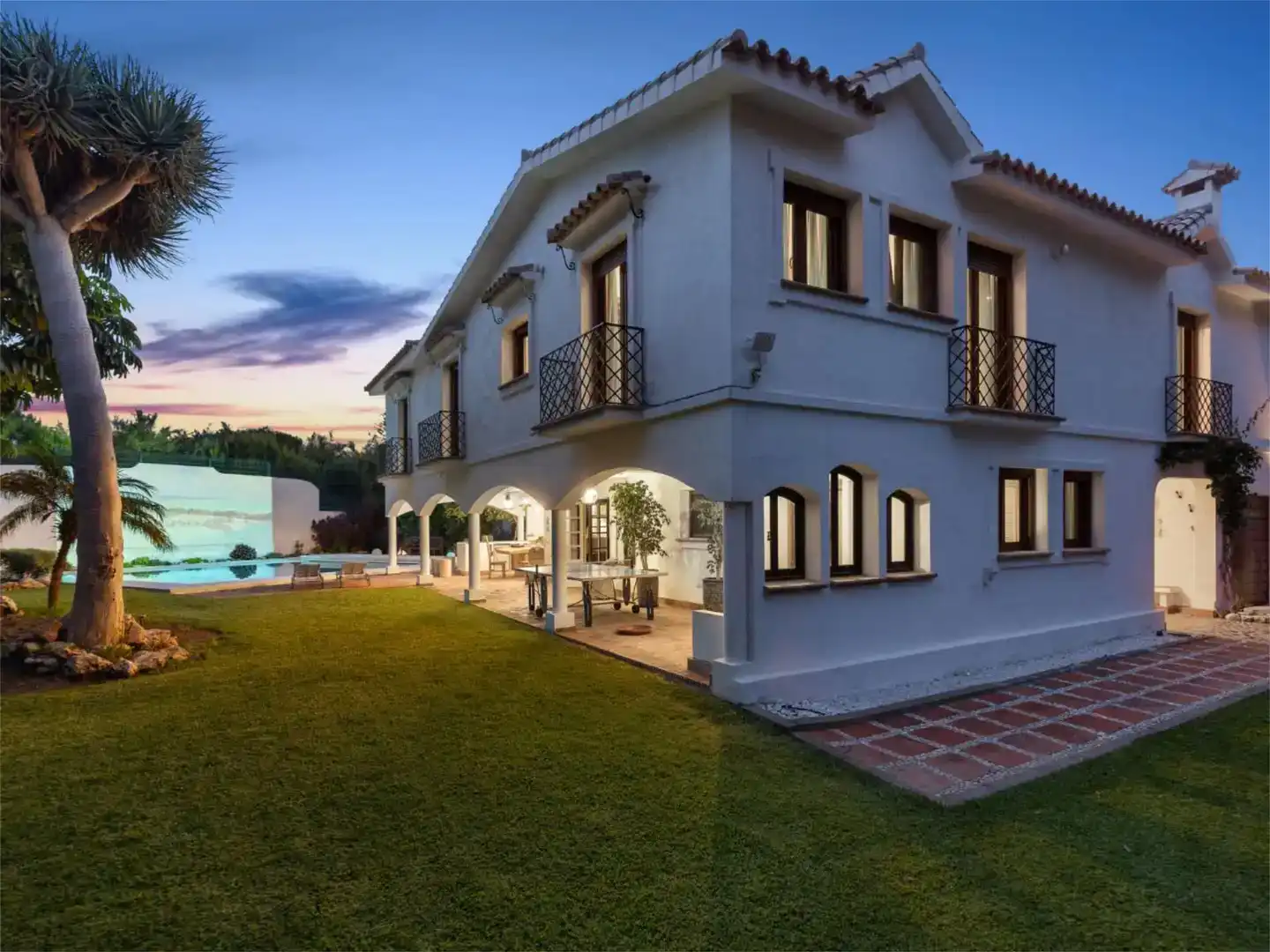 Vista exterior de Casa o chalet en venta en Marbella con Aire acondicionado, Piscina y Balcón