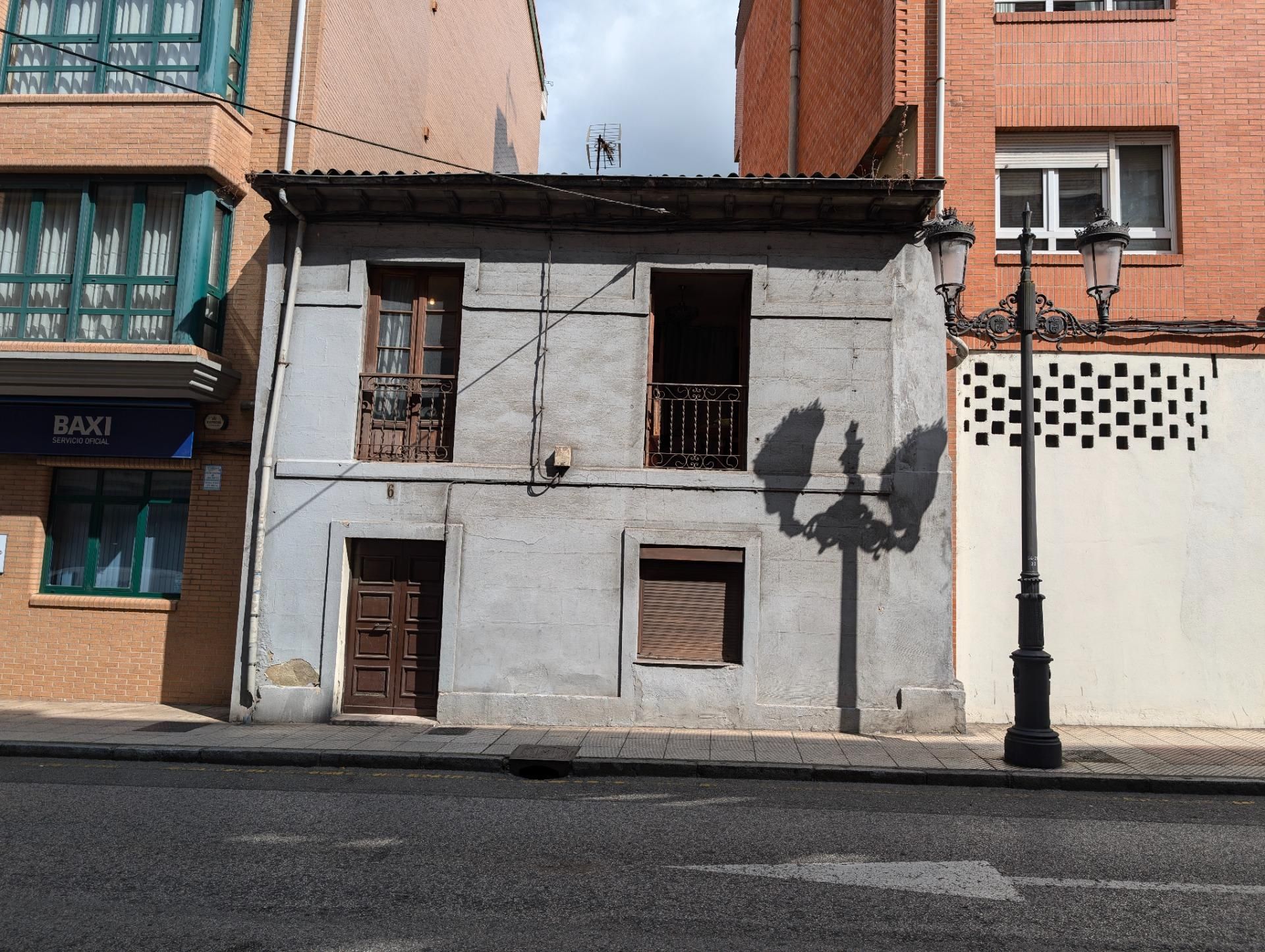 Vista exterior de Casa adosada en venda en Oviedo  amb Balcó