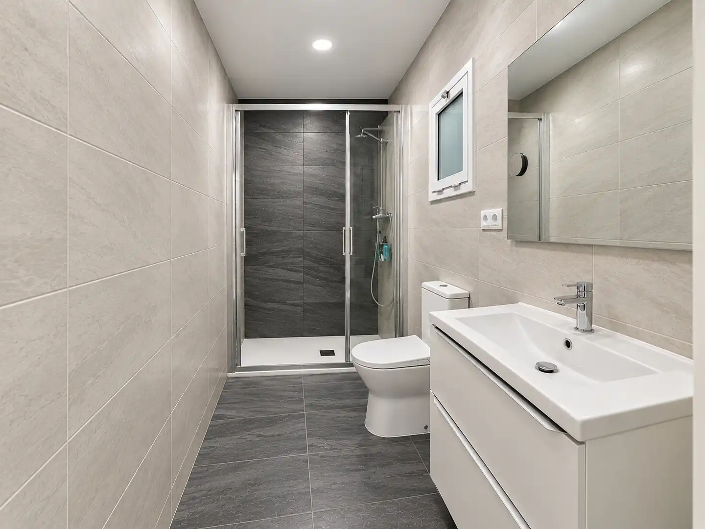 Badezimmer von Erdgeschoss zum Verkauf in Badalona mit Klimaanlage und Heizung
