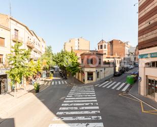 Vista exterior de Apartament en venda en Manresa amb Aire condicionat i Balcó