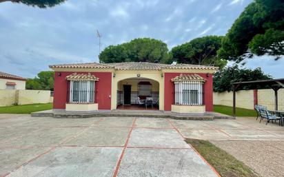 Vista exterior de Casa o xalet en venda en Chiclana de la Frontera amb Piscina