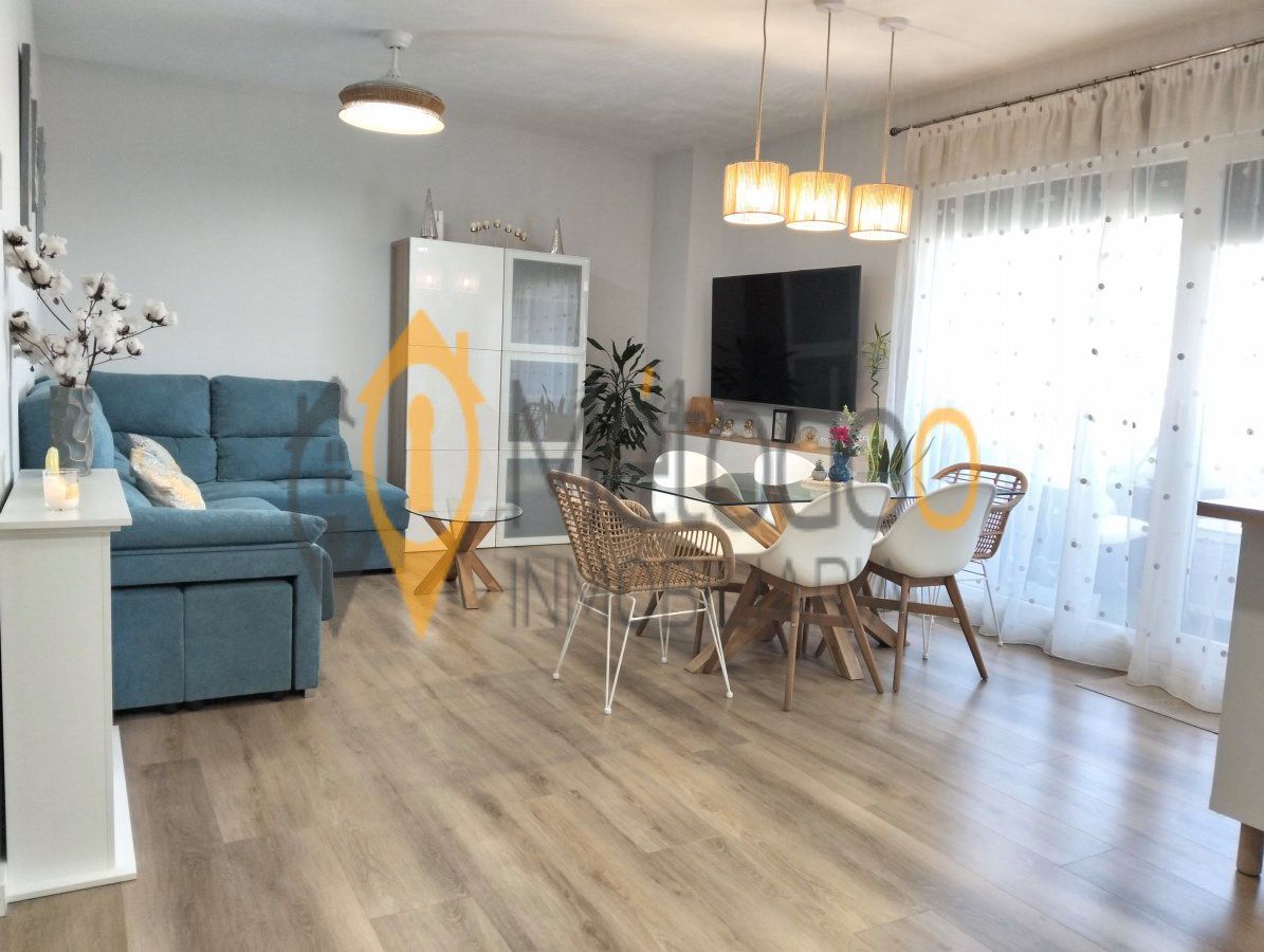 Living room of Flat for sale in  Sevilla Capital  with Air Conditioner, Heating and Parquet flooring