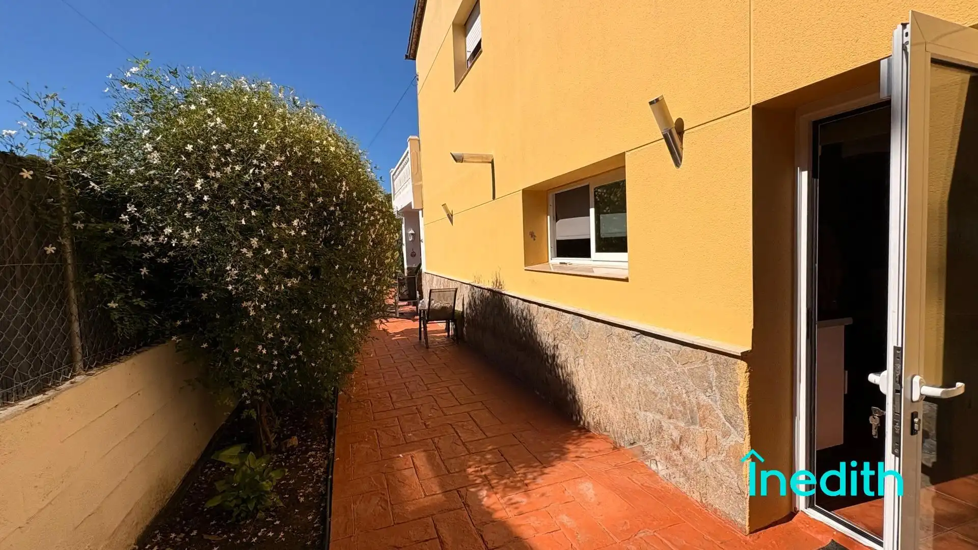 Vista exterior de Casa o xalet en venda en Cunit amb Aire condicionat, Calefacció i Jardí privat