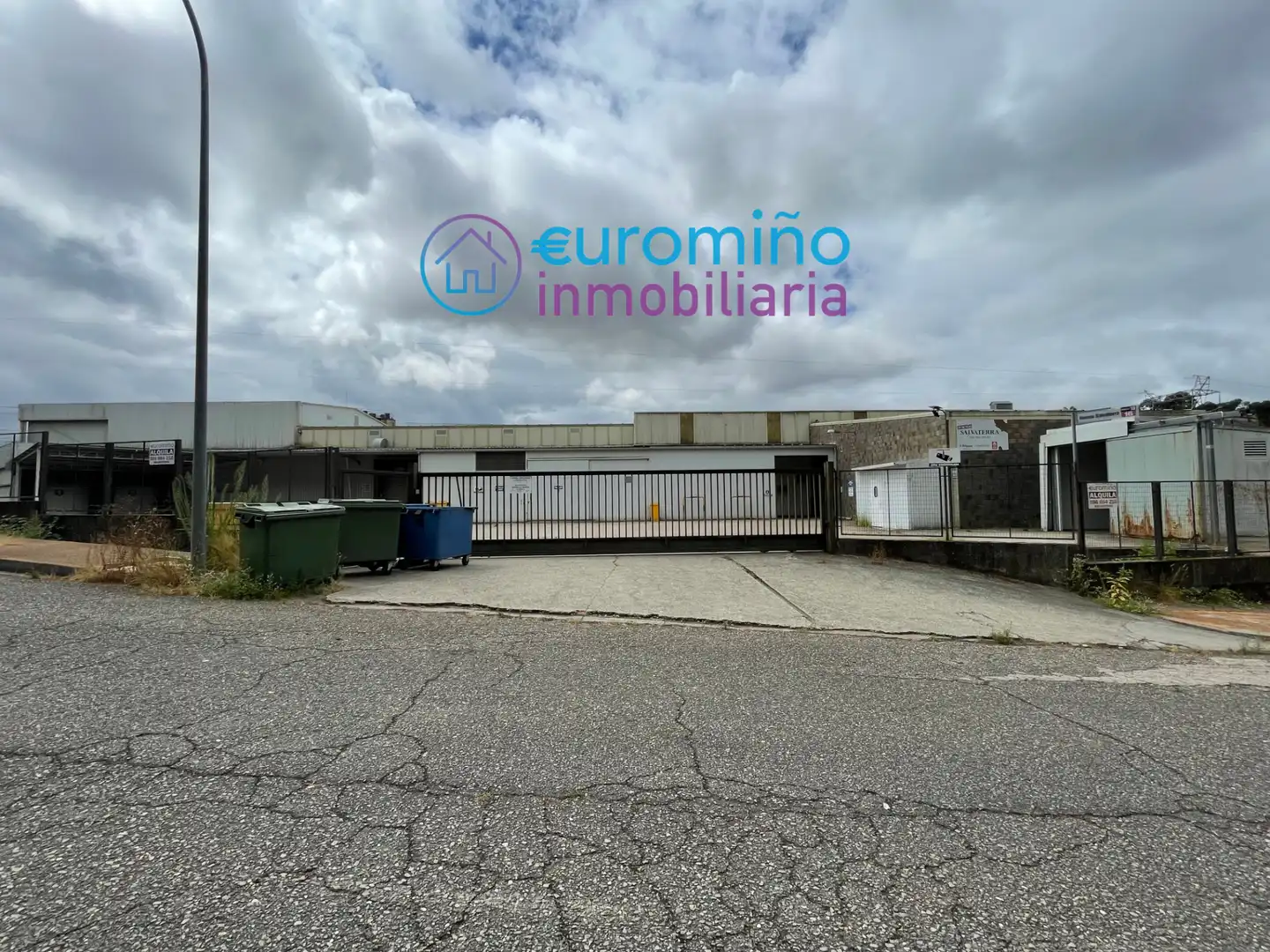 Außenansicht von Fabrikhallen zur Miete in Salvaterra de Miño mit Alarm