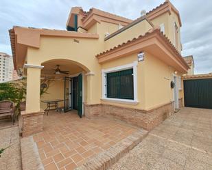 Vista exterior de Casa adosada en venda en Orihuela amb Aire condicionat, Terrassa i Balcó