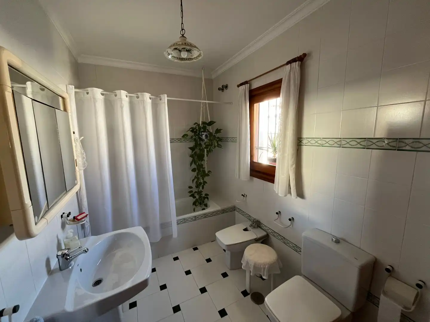 Baño de Casa adosada en venta en Vélez-Málaga con Aire acondicionado, Calefacción y Jardín privado