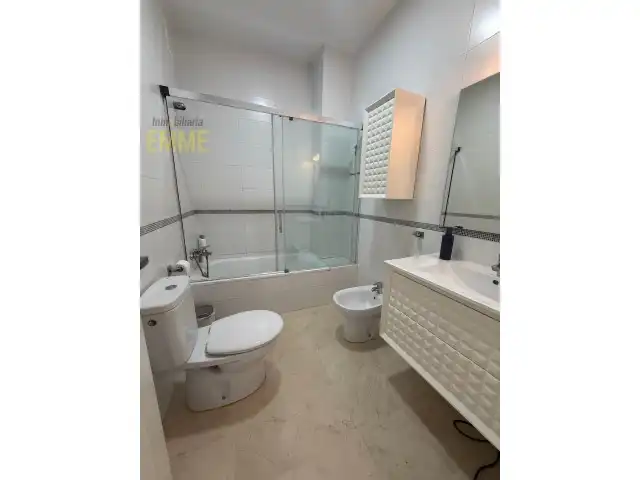 Badezimmer von Wohnung zur Miete in Ronda mit Klimaanlage, Möbliert und Waschmaschine