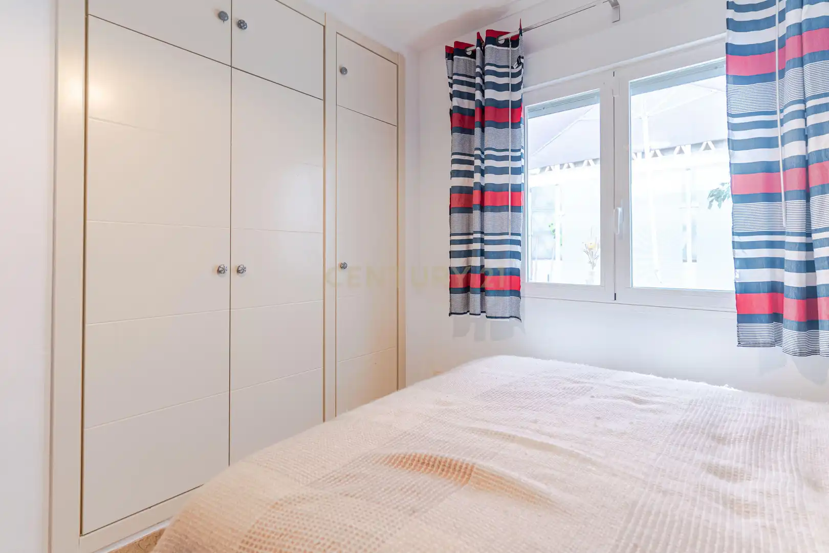 Habitación de Apartamento en venta en Rincón de la Victoria con Aire acondicionado, Trastero y Piscina