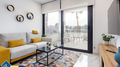 Apartamento renovado con piscina comunitaria, en la provincia de Alicante, en la ciudad de Orihuela Costa. 2 habitaciones | 75 m², imatge 2