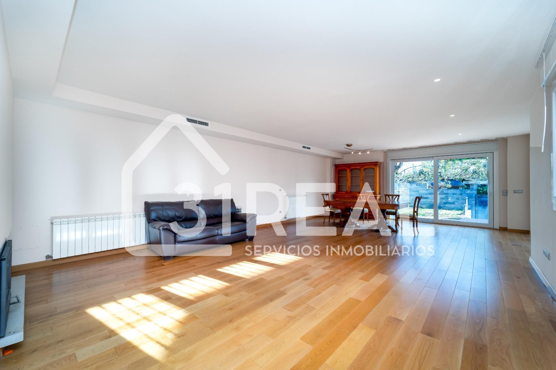 Living room of Single-family semi-detached for sale in  Madrid Capital  with Air Conditioner, Heating and Private garden