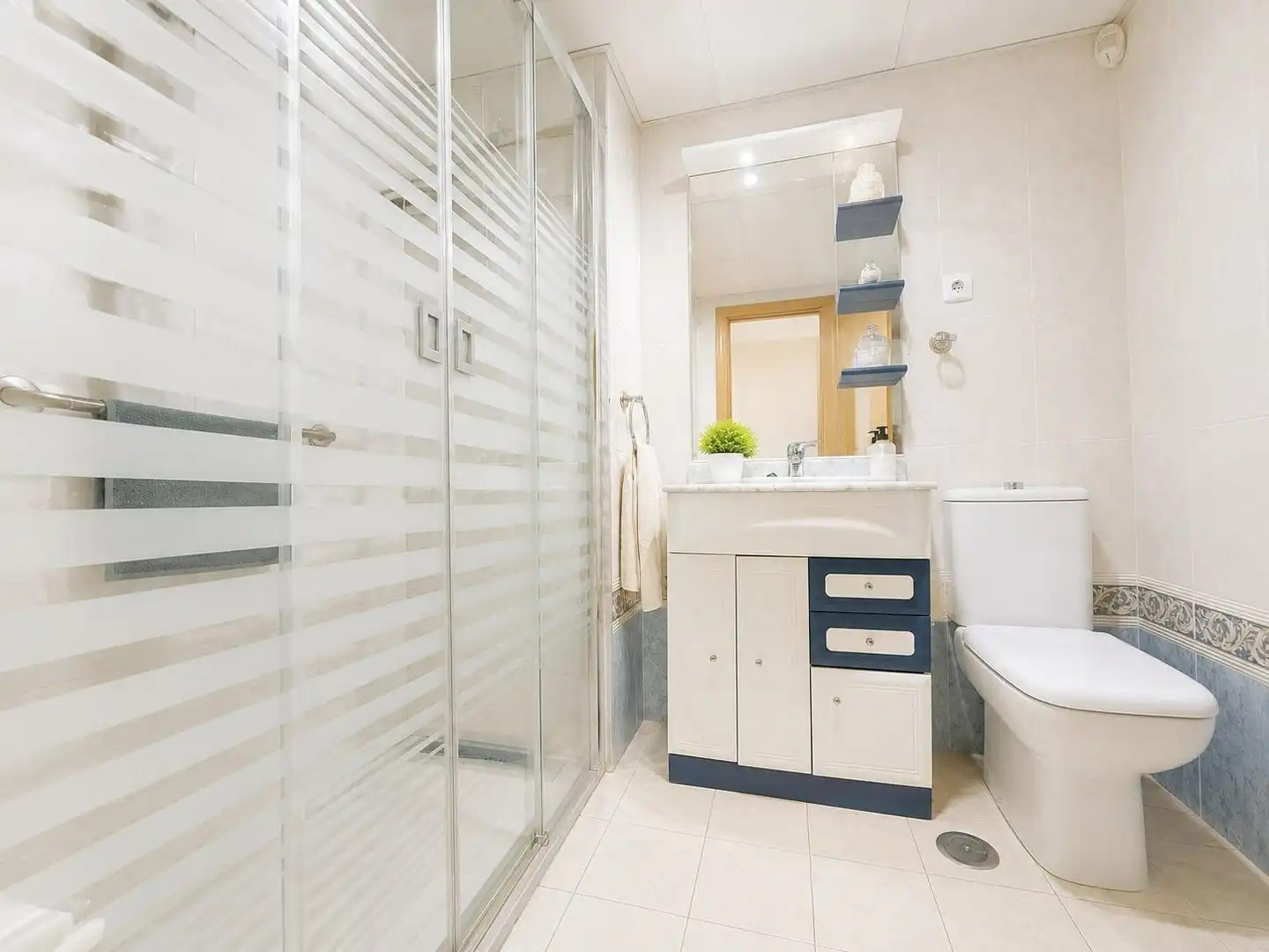 Bathroom of Flat for sale in Málaga  with Air Conditioner, Terrace and Storage room