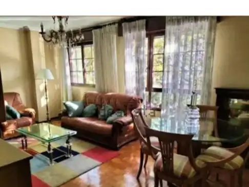 Sala d'estar de Pis en venda en Gijón  amb Calefacció, Parquet i Moblat