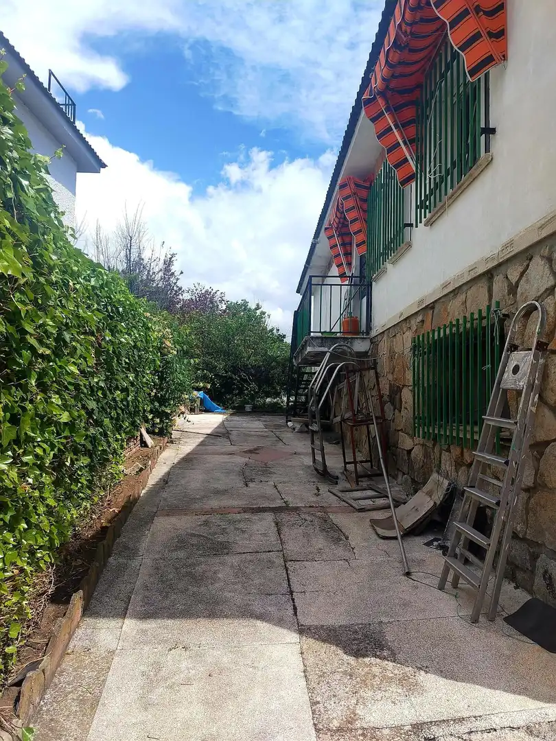 Vista exterior de Casa o chalet en venta en Guadalix de la Sierra con Calefacción, Terraza y Piscina