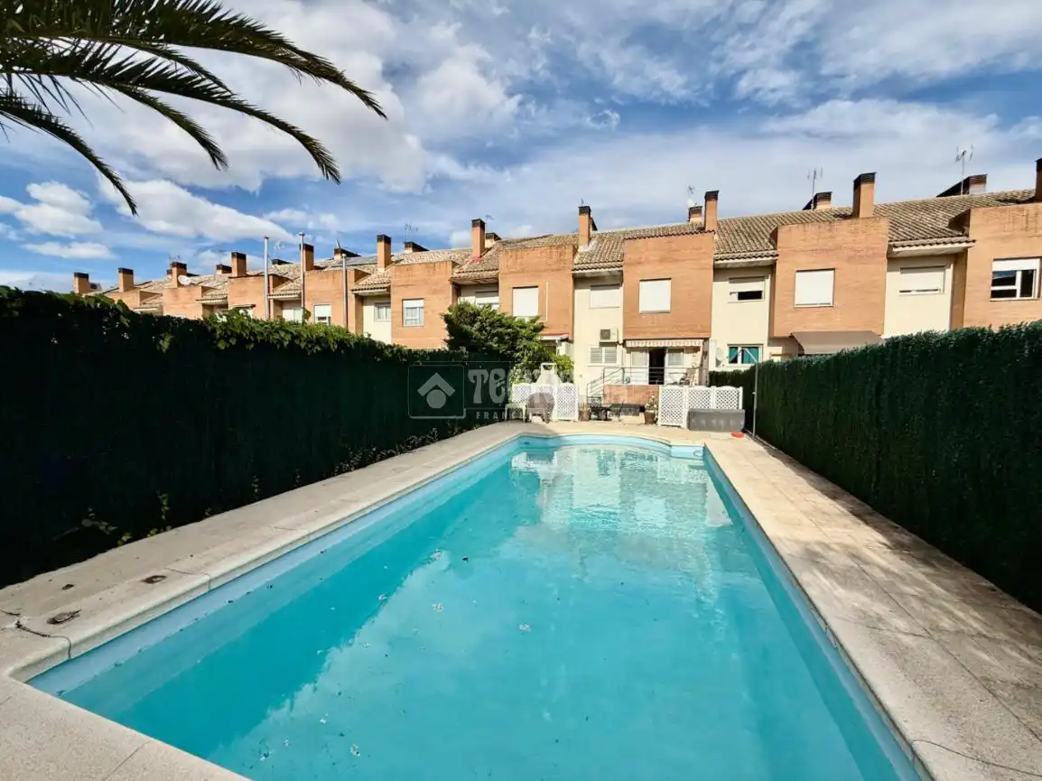 Vista exterior de Casa adosada en venda en Villanueva de la Cañada amb Aire condicionat, Calefacció i Jardí privat