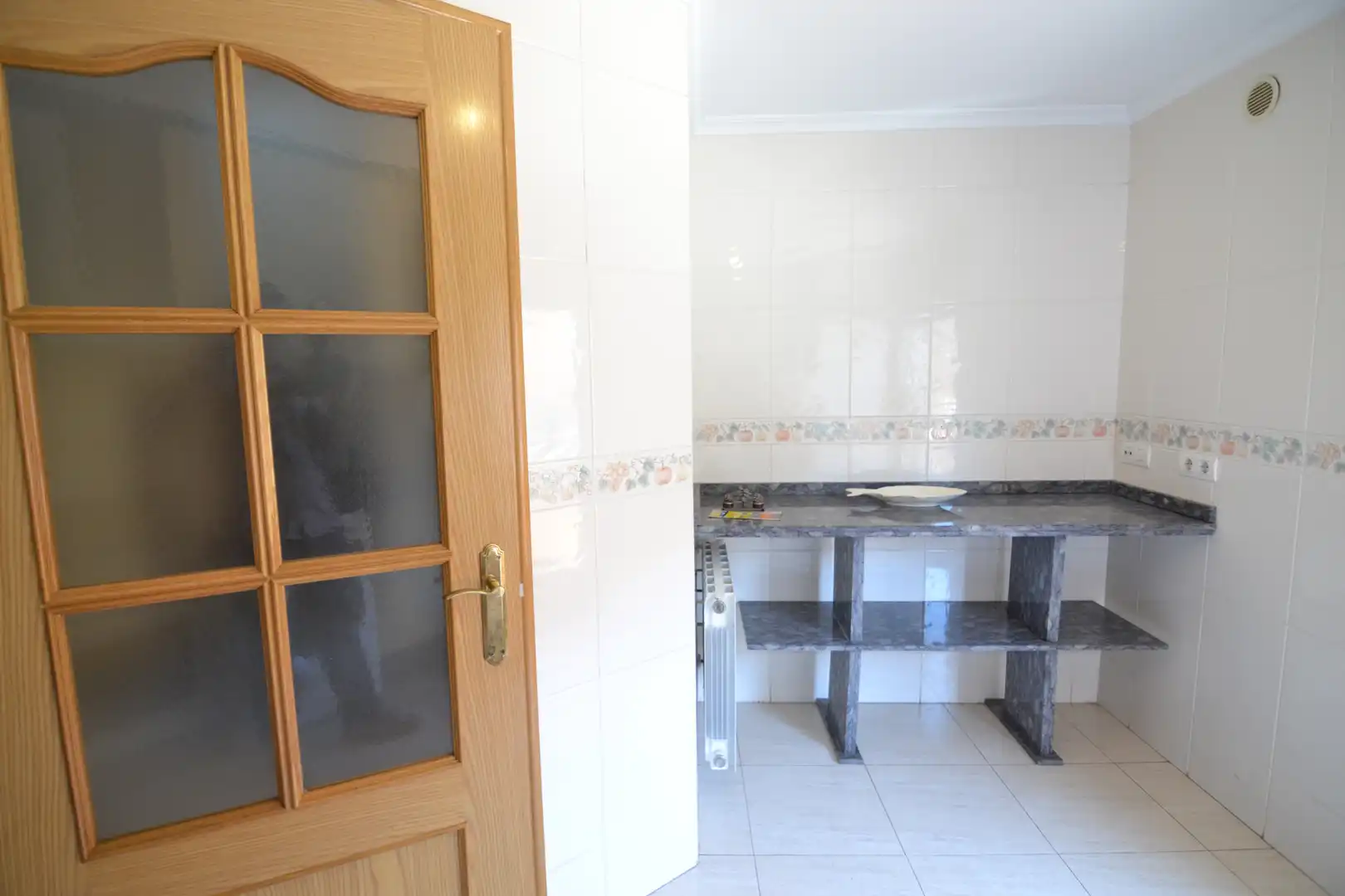 Küche von Einfamilien-Reihenhaus zur Miete in Plasencia mit Klimaanlage, Heizung und Terrasse