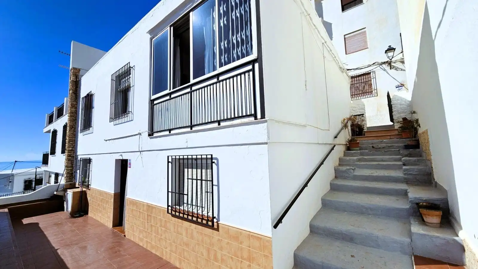 Vista exterior de Casa adosada en venda en Salobreña amb Terrassa