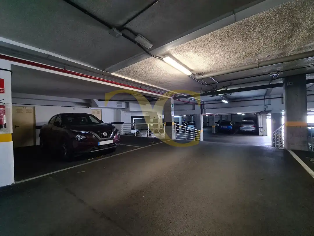 Parkplatz von Wohnung zum Verkauf in Oviedo  mit Heizung, Privatgarten und Terrasse