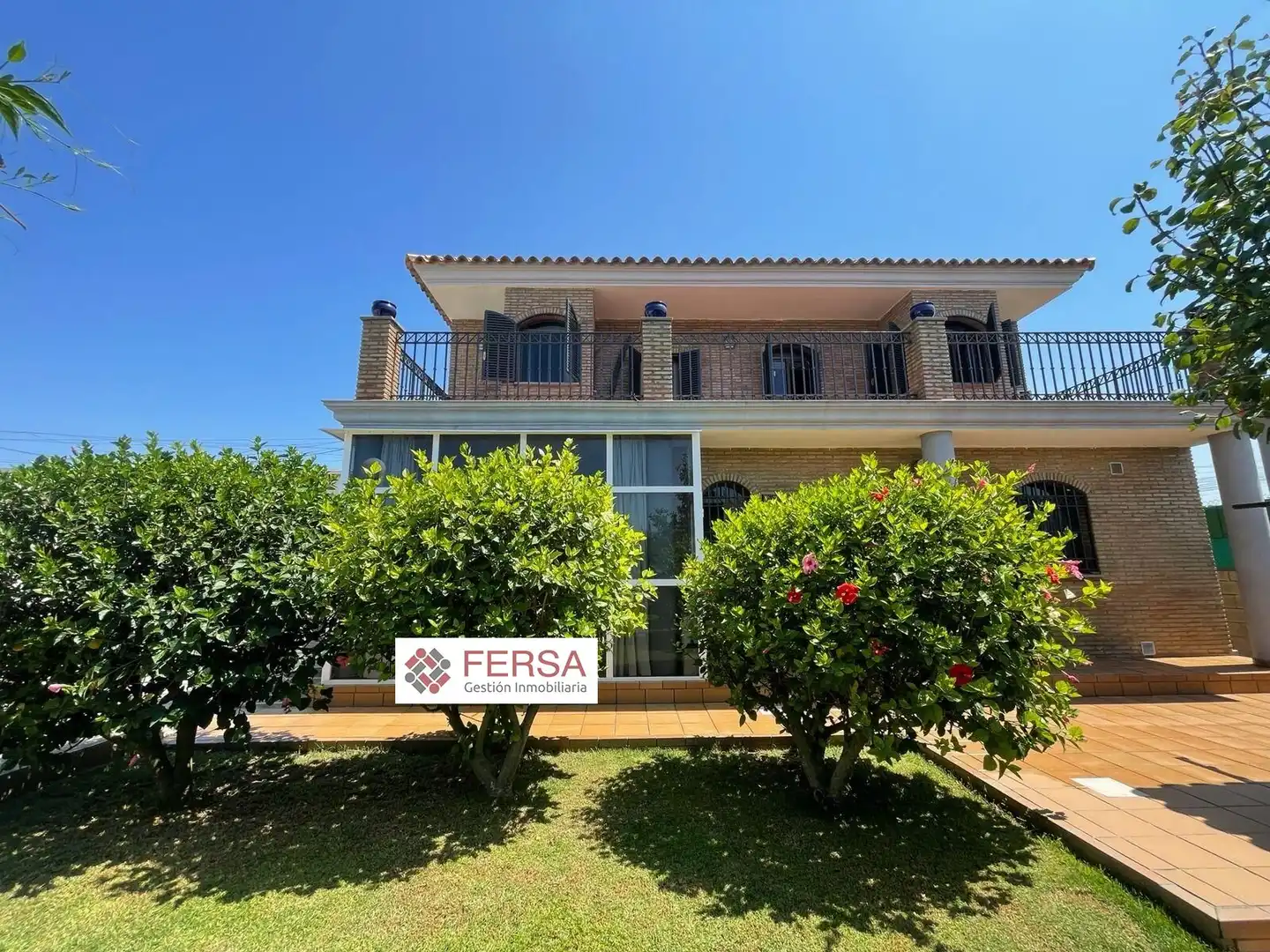 Vista exterior de Casa o xalet en venda en El Puerto de Santa María amb Aire condicionat, Calefacció i Jardí privat