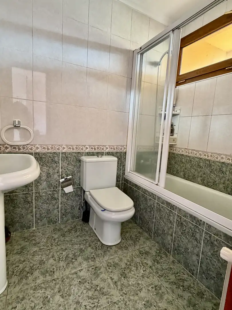 Baño de Casa adosada en venta en Penagos con Calefacción, Jardín privado y Terraza